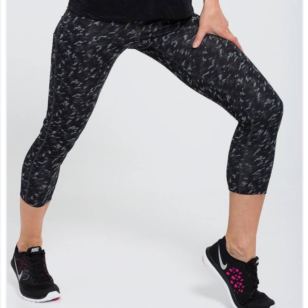 Nike Dri Fit Pronto Essential Tight Fit Crop Length